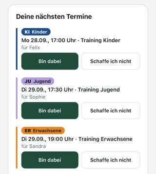 Startseite der Klubsache-App aus Sicht einer Mutter. Unter „Deine nächsten Termine“ drei Trainings, je eines für ihren Sohn in der Gruppe Kinder, ihre Tochter in der Gruppe Jugend und sie selbst in der Gruppe Erwachsene, jeweils in der Farbe der Gruppe. Bei allen drei ist „Bin dabei“ gewählt.